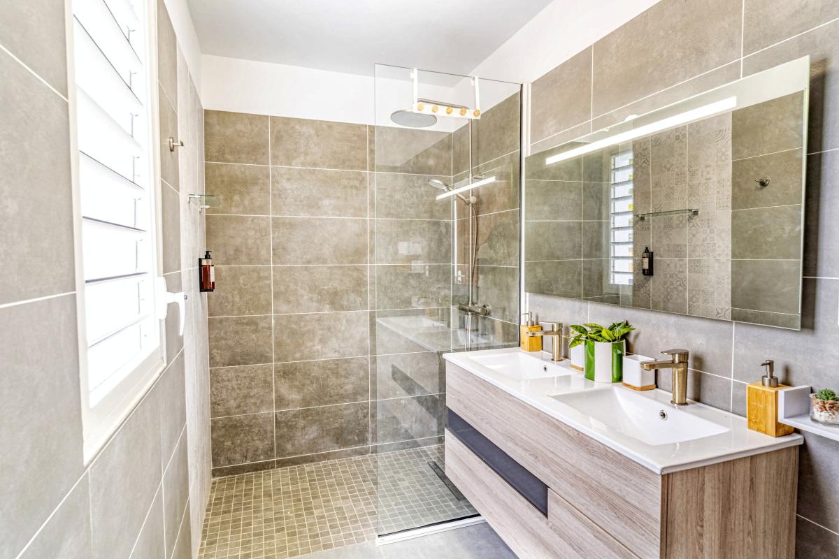15.A louer villa avec piscine et Terre de haut Les Saintes